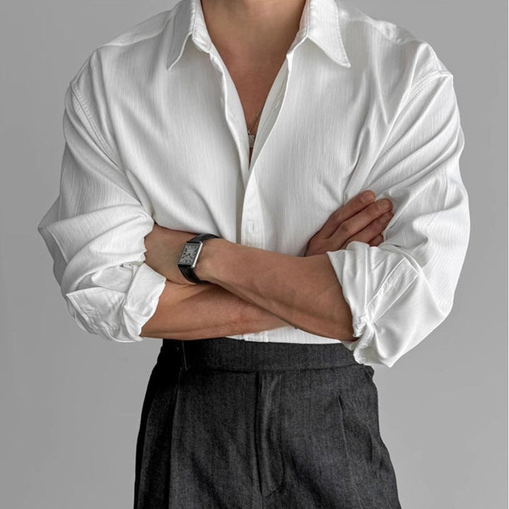 Camicia uomo a maniche lunghe dal design minimalista, arricchita da pieghe discrete.