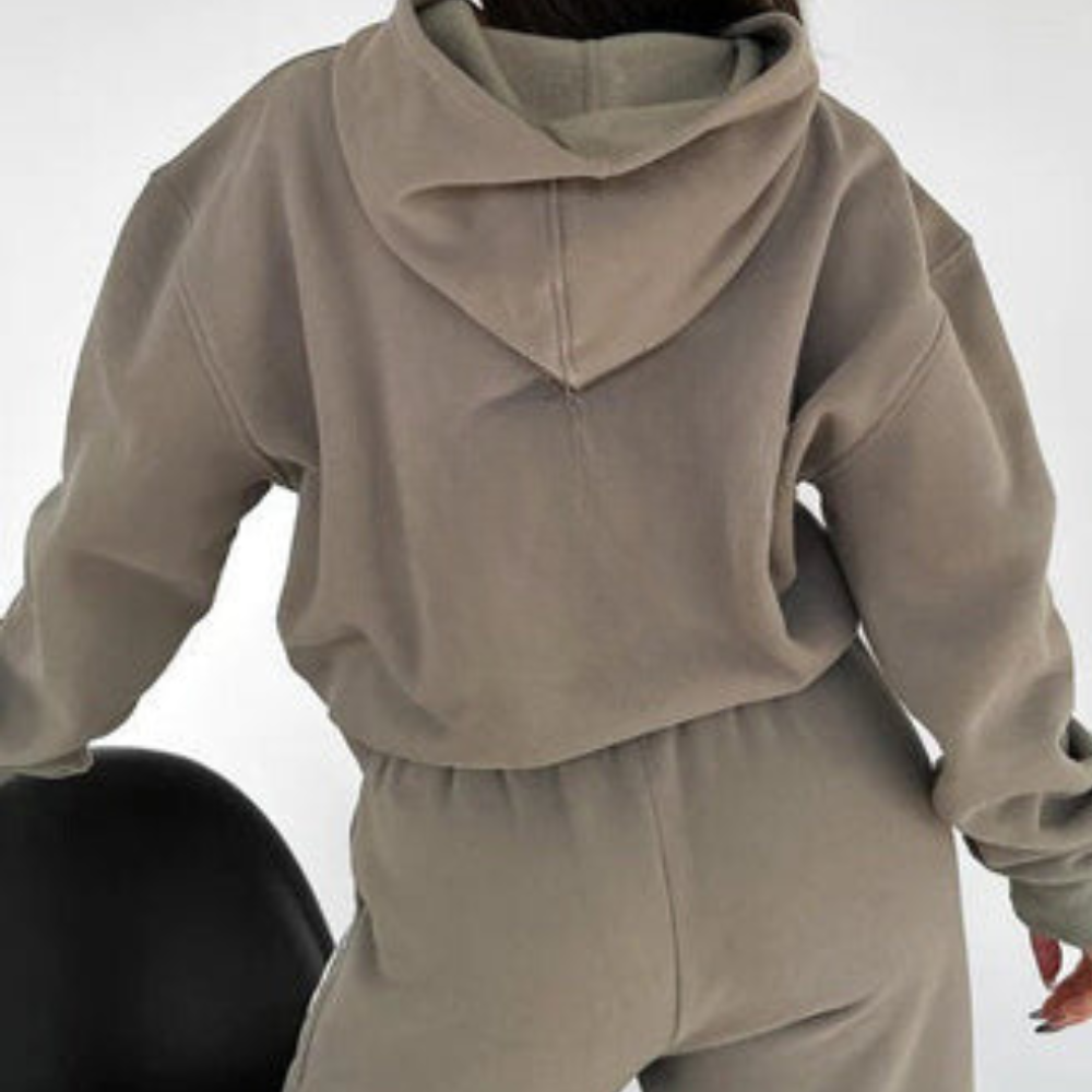 Completo casual donna con cappuccio, ideale per un look rilassato ma alla moda ogni giorno.