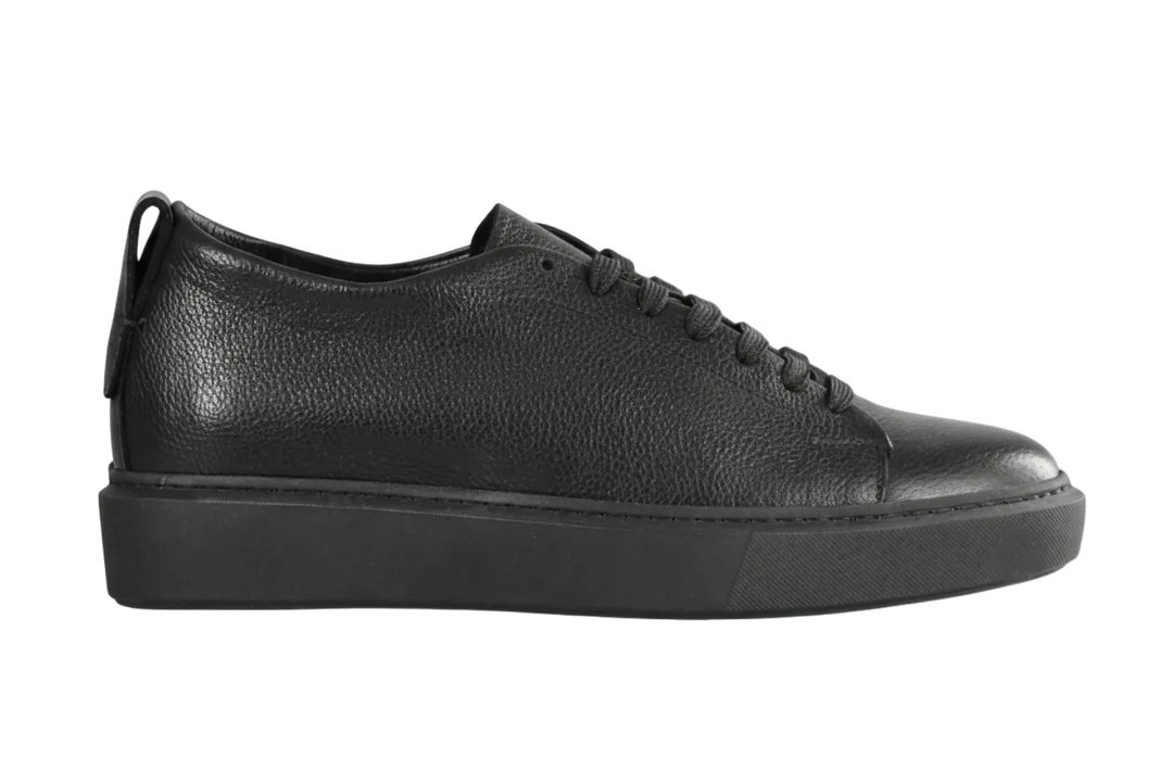 Sneakers rialzate nere da uomo per un aumento di 6 cm, stile casual e moderno.