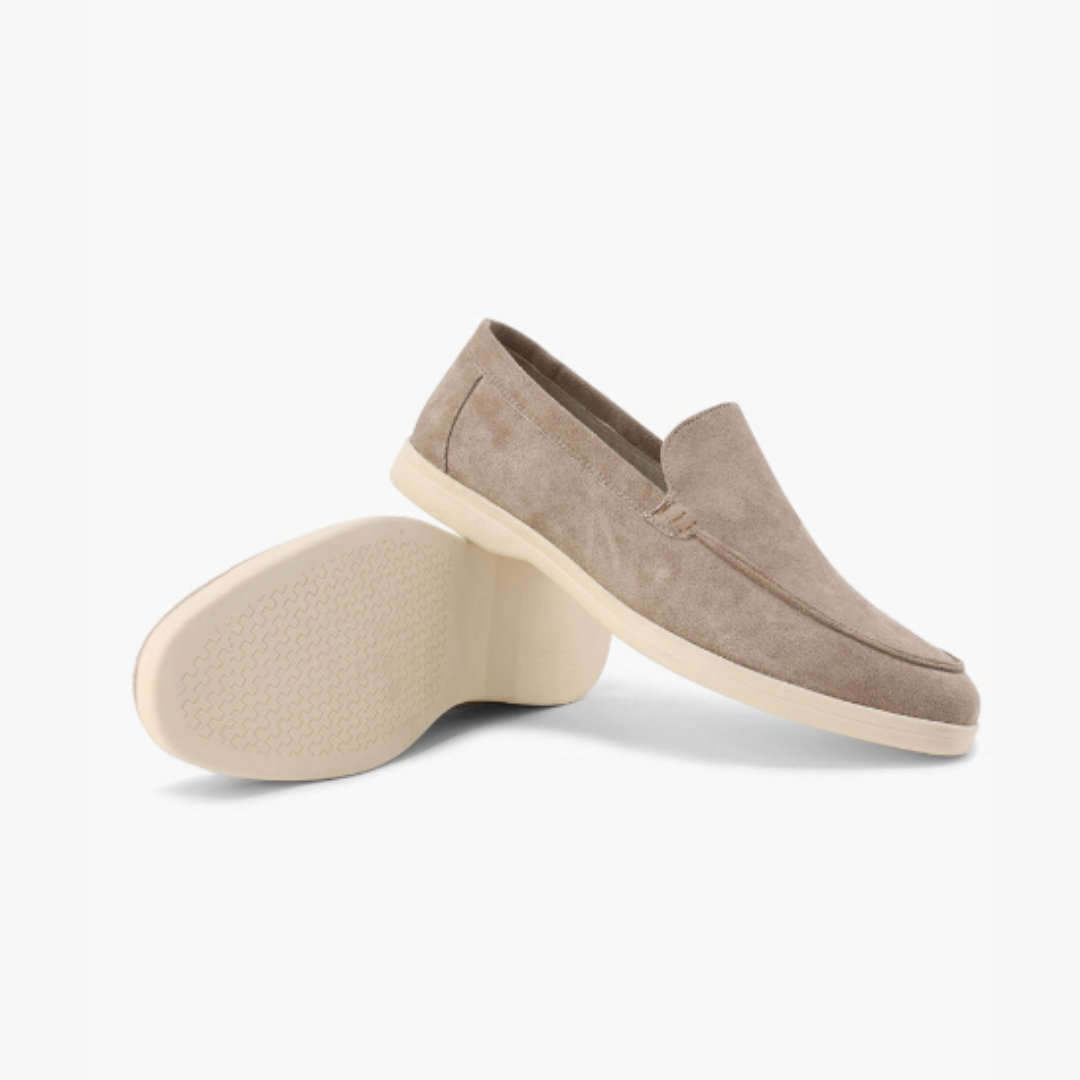 Mocassini classici uomo in pelle nera, perfetti per look eleganti e comfort quotidiano.