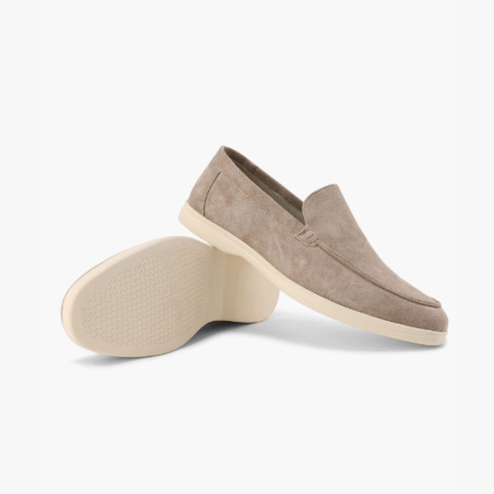 Mocassini classici uomo in pelle nera, perfetti per look eleganti e comfort quotidiano.