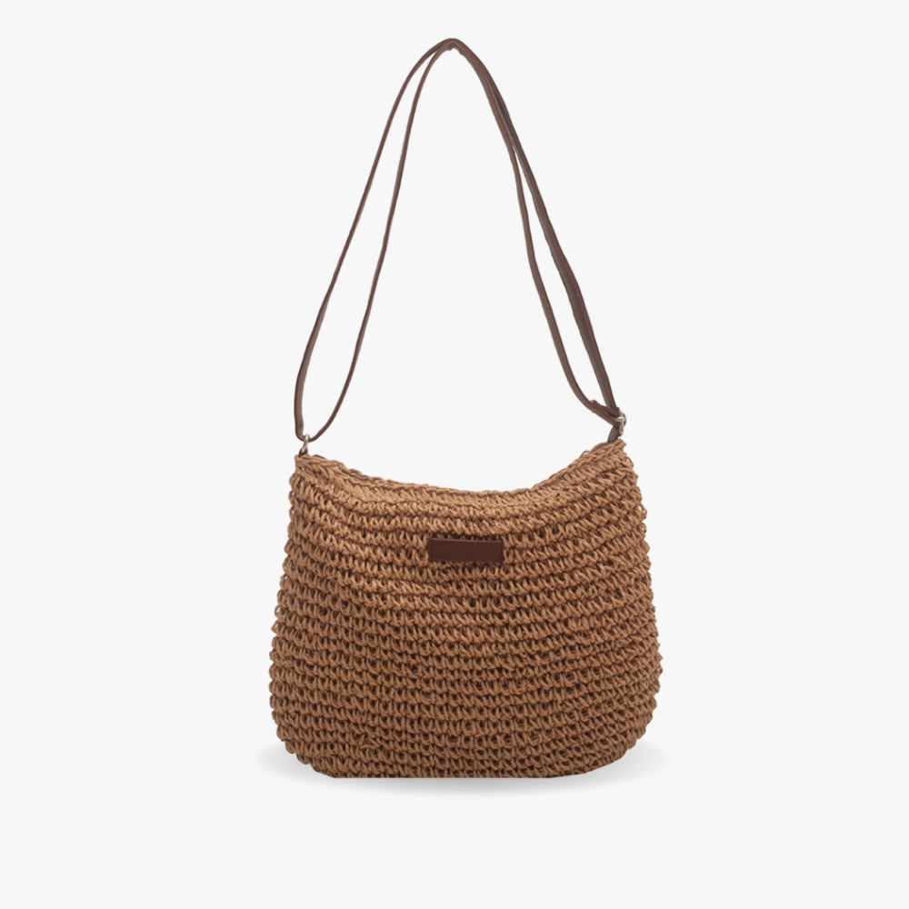 Borsa a spalla marrone intrecciata. Accessorio moda versatile per la donna che viaggia con stile.