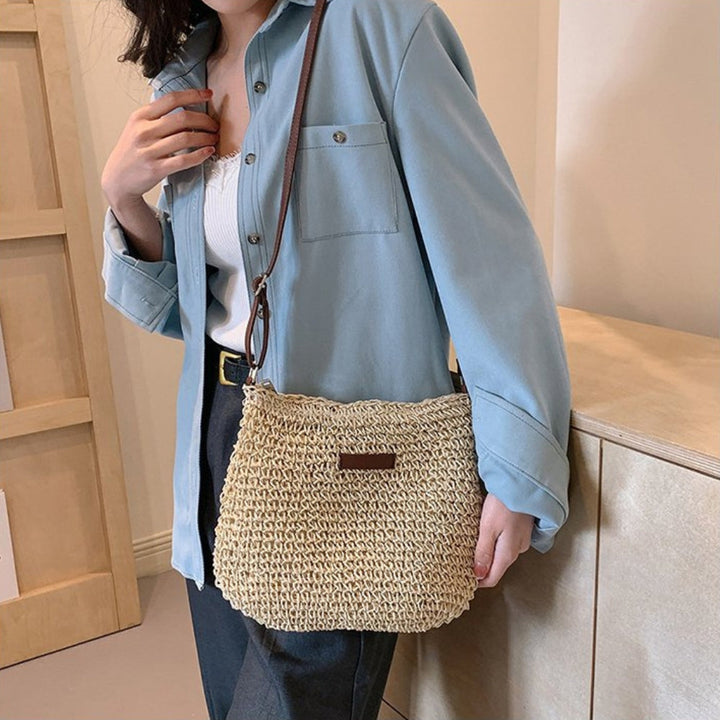 Borsa a spalla donna in tessuto intrecciato beige. Versatile per un look casual o elegante.