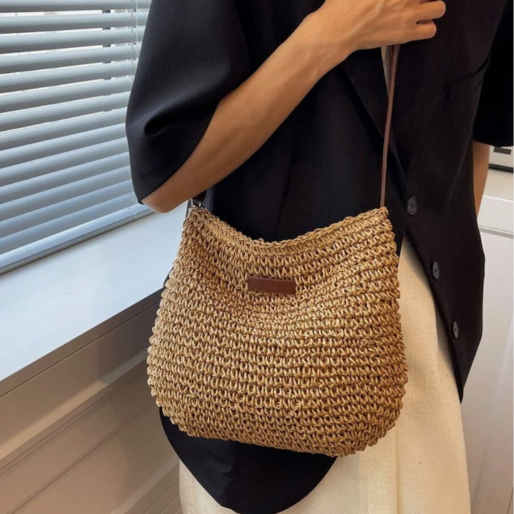 Borsa a spalla intrecciata beige per donna. Versatile per le tue esigenze di viaggio e quotidiane.
