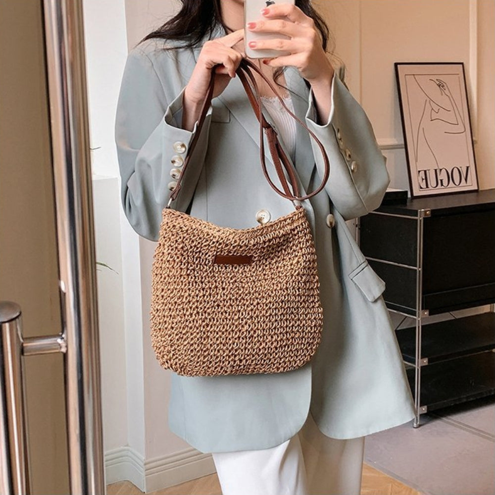 Borsa a spalla marrone, intrecciata. Accessorio donna versatile per ogni stagione e occasione.