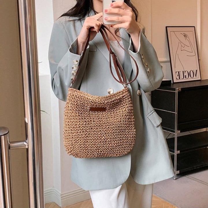 Borsa a spalla marrone, intrecciata. Accessorio donna versatile per ogni stagione e occasione.