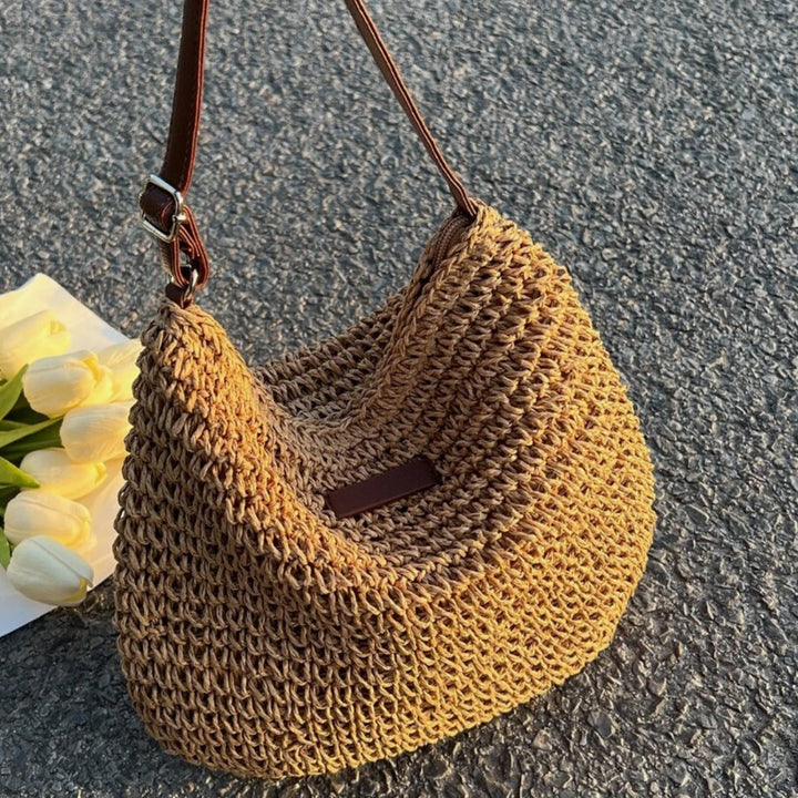 Borsa a spalla donna marrone, intrecciata. Accessorio essenziale per un outfit versatile e chic.