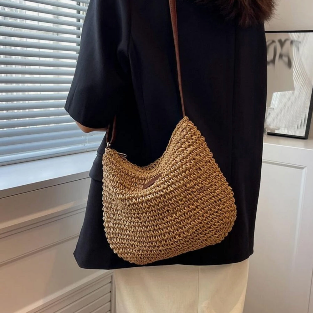 Borsa a spalla beige intrecciata, donna. Versatile, ideale per shopping o brevi viaggi di moda.