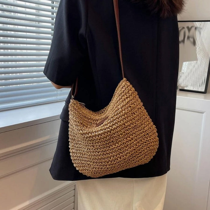 Borsa a spalla beige intrecciata, donna. Versatile, ideale per shopping o brevi viaggi di moda.