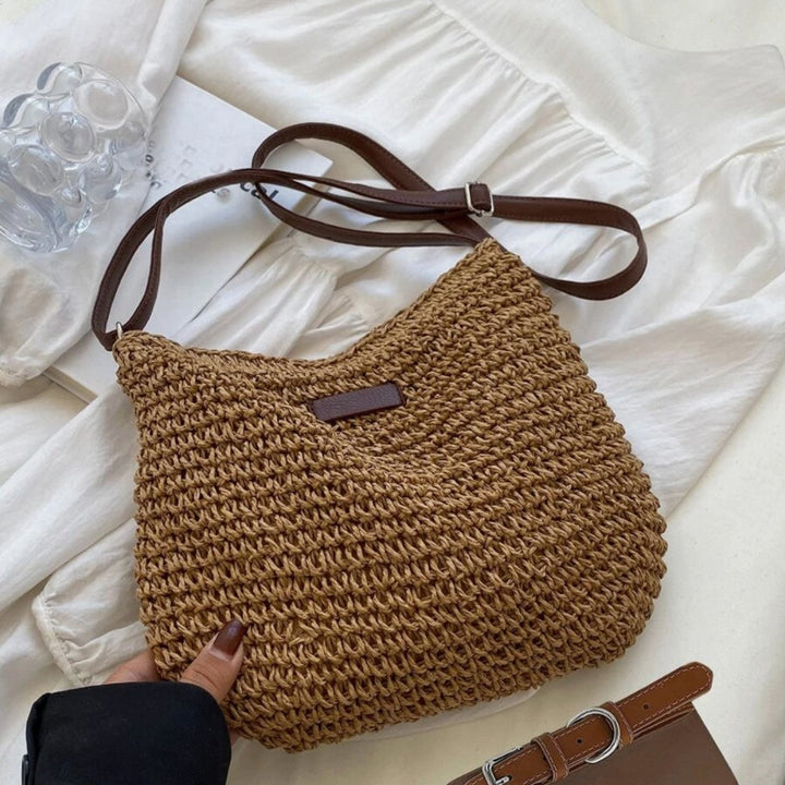 Borsa a spalla marrone, design intrecciato. Accessorio donna per un look boho-chic e versatile.