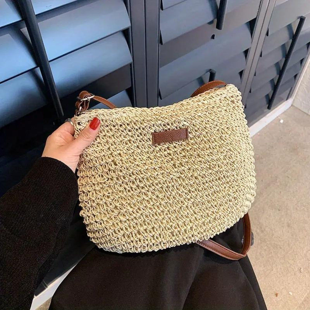 Borsa a spalla marrone intrecciata. Stile versatile per la donna che ama la moda e la praticità.