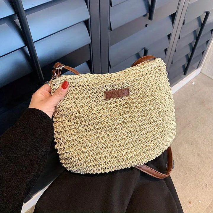 Borsa a spalla marrone intrecciata. Stile versatile per la donna che ama la moda e la praticità.