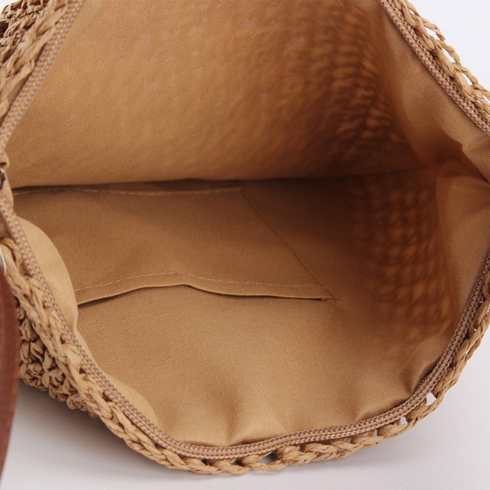 Borsa a spalla marrone intrecciata. Perfetta per il viaggio, versatile e comoda per la donna.