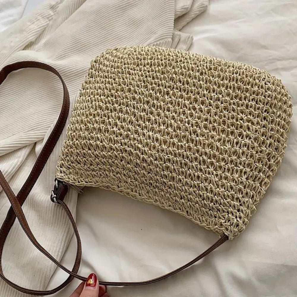 Accessorio femminile: borsa a spalla intrecciata marrone. Pratica e di moda per ogni occasione.