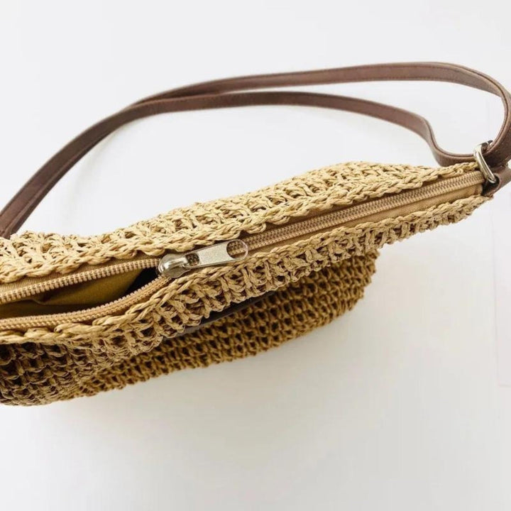 Accessorio chic: borsa a spalla intrecciata marrone per donna. Pratica per quotidiano e viaggi.