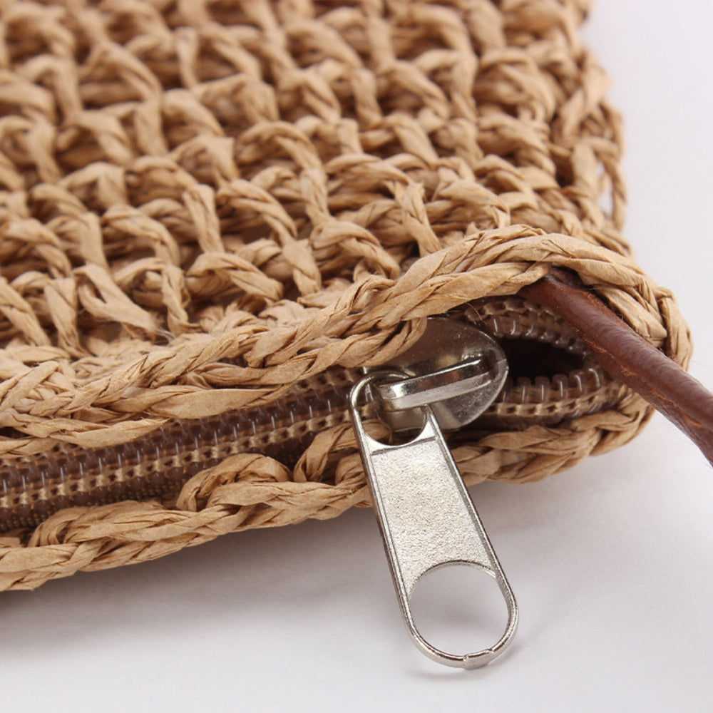 Borsa a spalla intrecciata beige per donna. Versatile, ideale per un look estivo o casual.