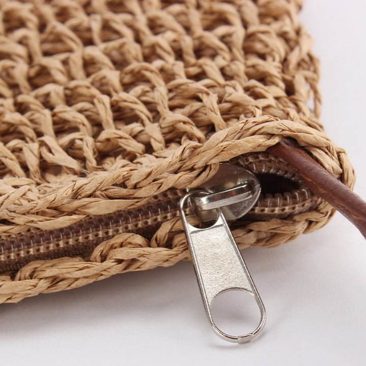 Borsa a spalla intrecciata beige per donna. Versatile, ideale per un look estivo o casual.