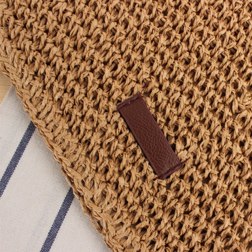 Borsa a spalla marrone con trama intrecciata. Accessorio di moda per donna, versatile per outfit.