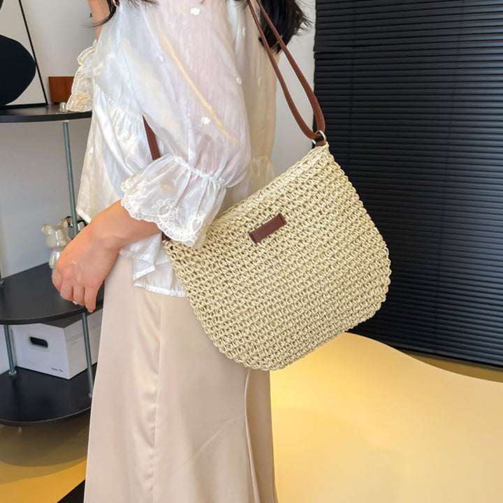 Chic borsa a spalla donna marrone, intrecciata. Accessorio moda per viaggio e vita quotidiana.