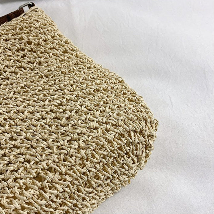 Borsa a spalla da donna intrecciata beige. Accessorio moda versatile per un look sofisticato.