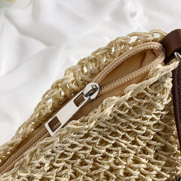 Pratica borsa a spalla marrone intrecciata. Ideale per donna, uso quotidiano o viaggi con stile.