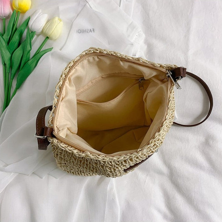 Stilosa borsa a spalla intrecciata marrone. Accessorio essenziale per la donna moderna e alla moda.