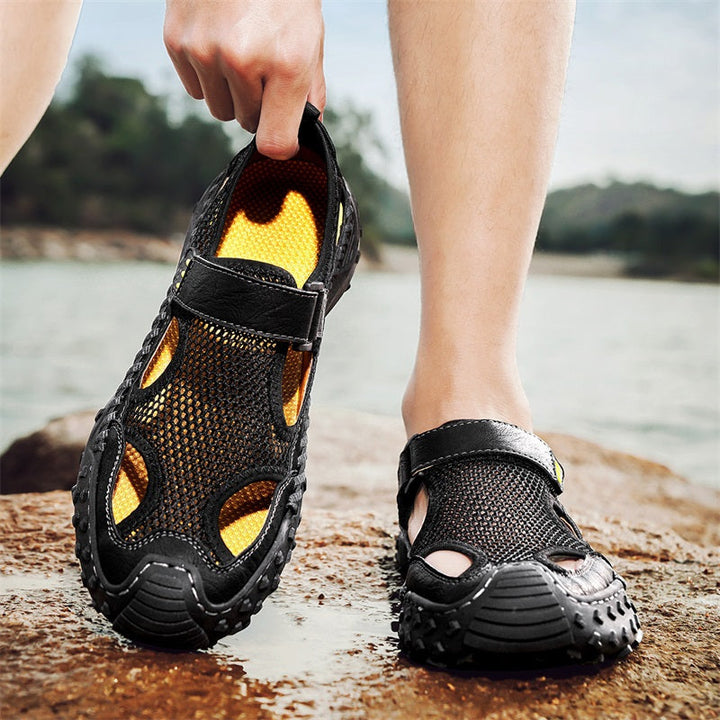 Sandali uomo con punta chiusa per protezione, modello slip-on, traspiranti e comodi per ogni attività.