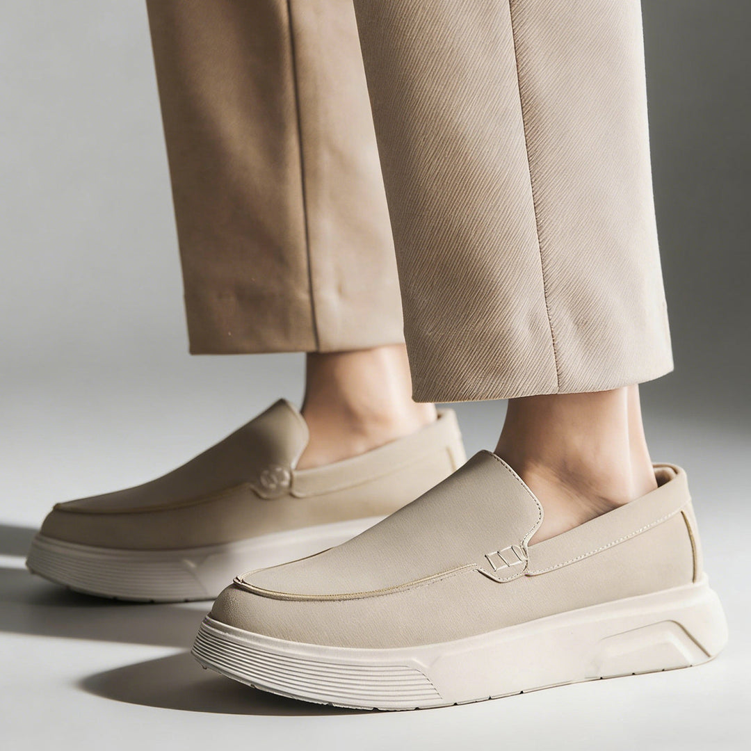 Mocassini uomo casual beige slip-on. Calzature con comfort ortopedico e suola ammortizzata per uso quotidiano.