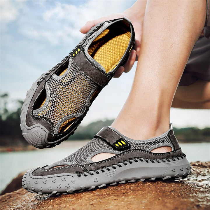 Sandali uomo da viaggio slip-on a punta chiusa, traspiranti, ideali per comfort e passeggio.