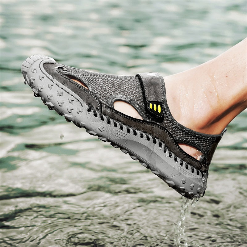 Versatili sandali uomo slip-on, punta chiusa, traspiranti, comodi per viaggio, passeggio e tempo libero.