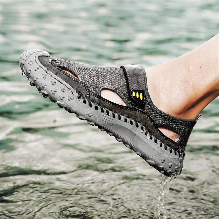 Versatili sandali uomo slip-on, punta chiusa, traspiranti, comodi per viaggio, passeggio e tempo libero.