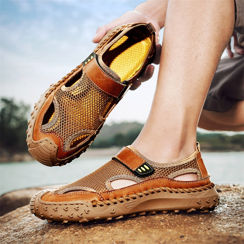 Sandali uomo slip-on a punta chiusa, traspiranti, comodi, con calzata ampia e suola antiscivolo.