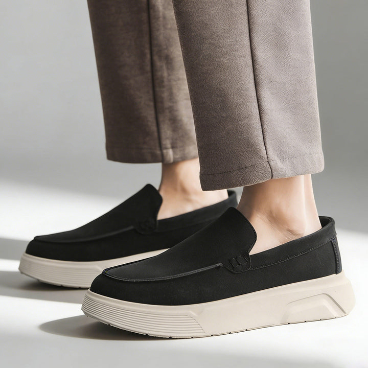 Scarpe uomo slip-on, mocassini neri con suola ammortizzata. Calzature ortopediche per comfort e look quotidiano.