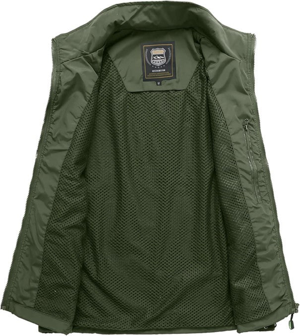 Uomo indossa gilet trekking leggero in pile senza maniche, con tasche, ideale per escursioni e attività outdoor.