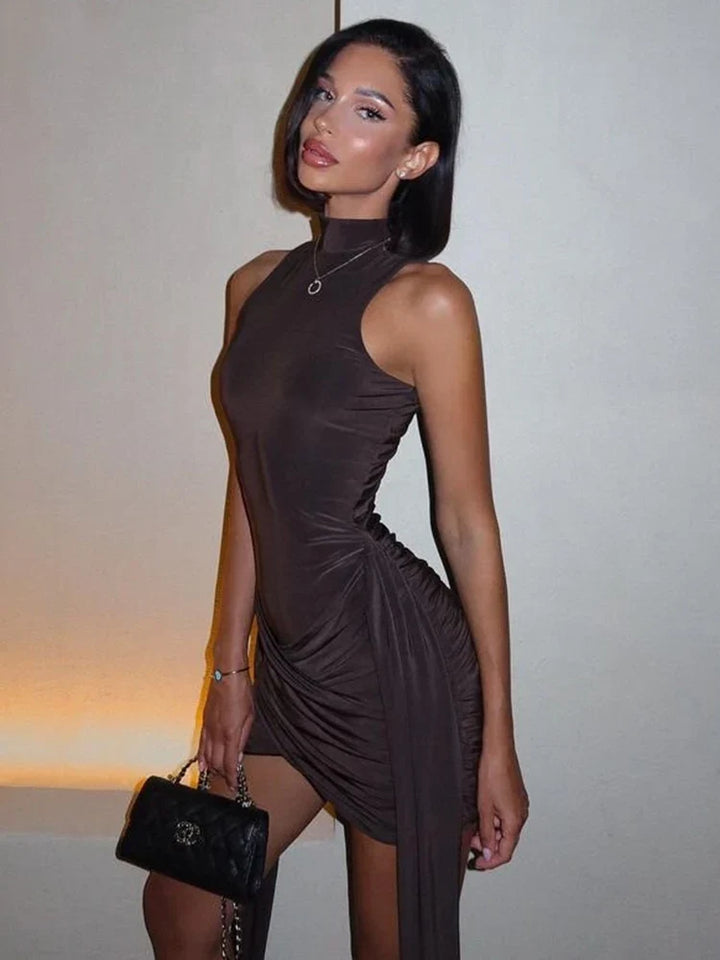Mini abito drappeggiato nero da donna, senza maniche e con orlo asimmetrico, ideale per serate eleganti.