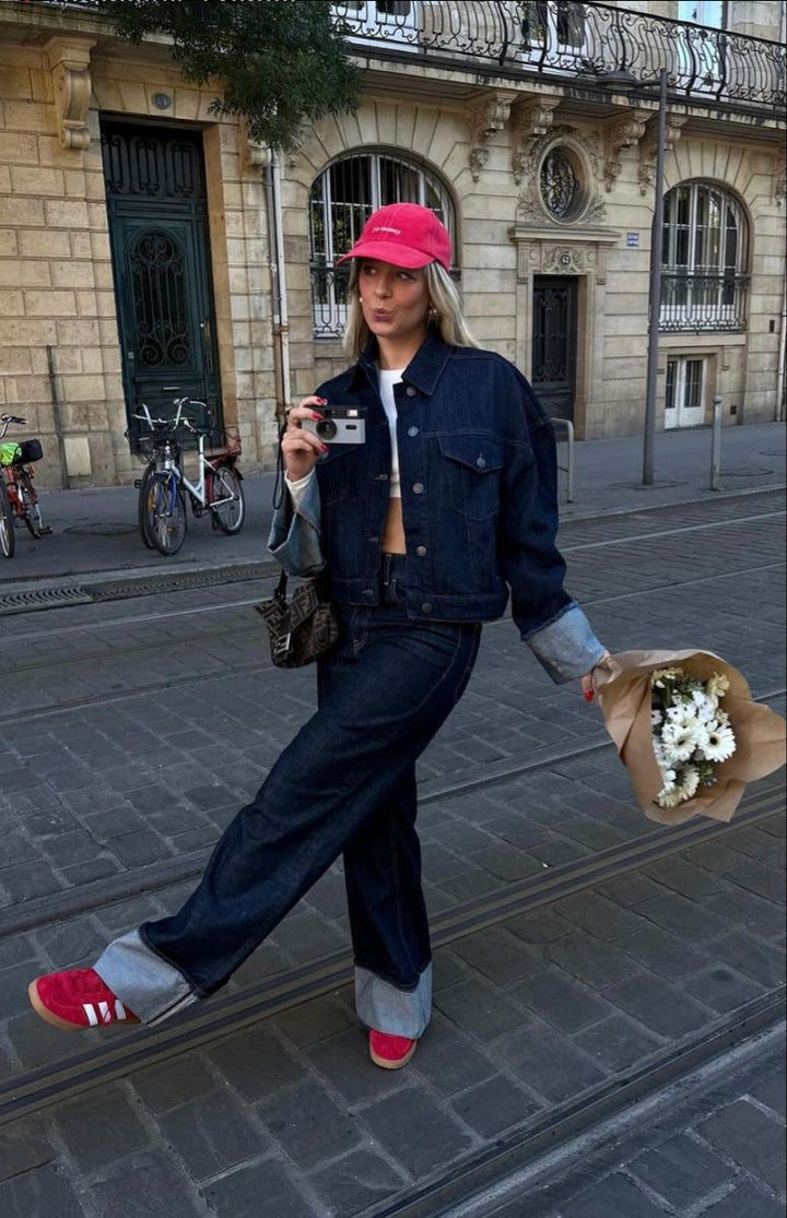 Completo donna casual con giacca oversize e pantaloni a vita alta gamba larga. Set coordinato moda versatile.