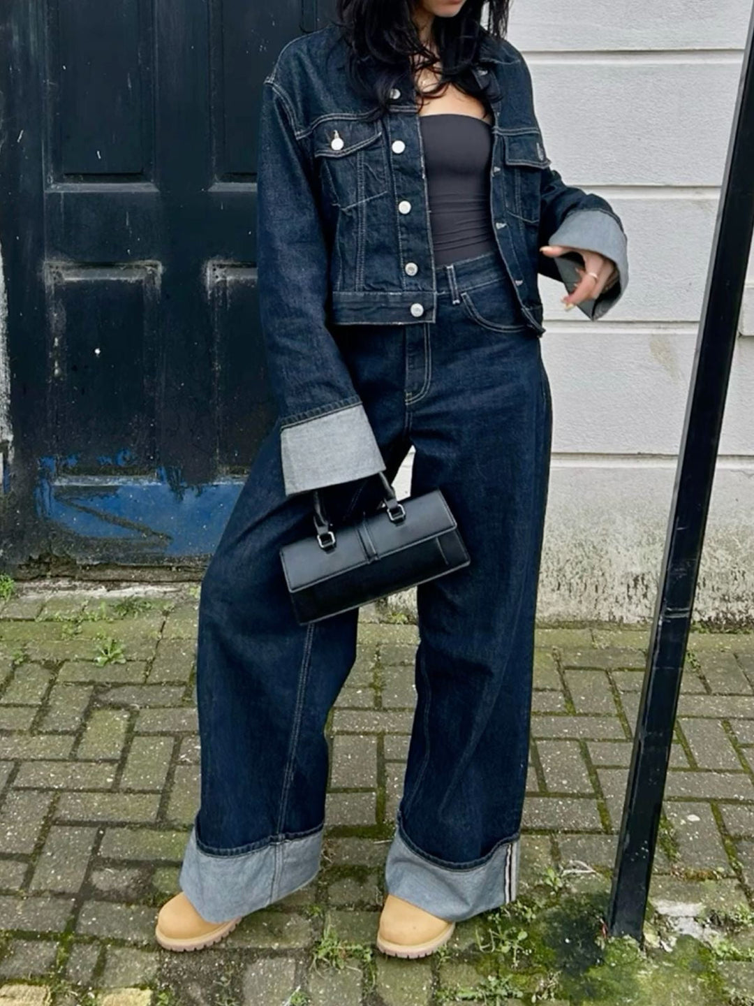 Moda donna: completo coordinato con giacca oversize e pantaloni a vita alta gamba larga. Look casual di tendenza.