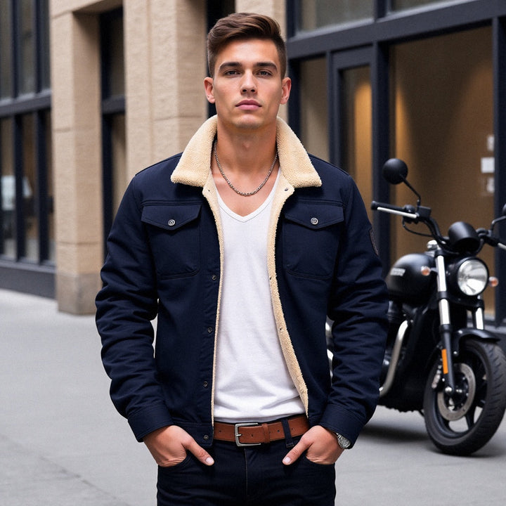 Moda uomo inverno: giacca cargo robusta foderata in sherpa, must-have per stile casual e protezione dal freddo.