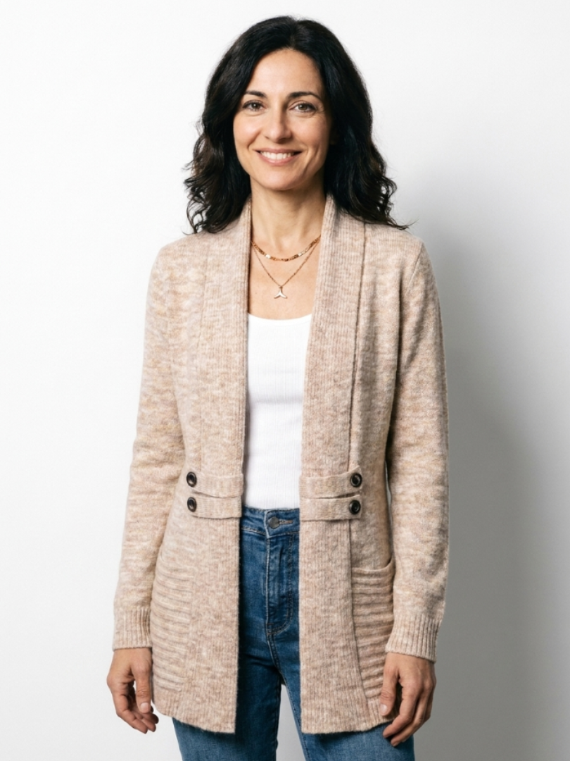 Cardigan lungo da donna in maglia, con eleganti bottoni decorativi, per un look casual chic versatile.