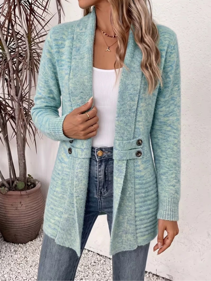 Cardigan lungo beige da donna, con bottoni. Stile casual chic per un abbigliamento comodo e alla moda.