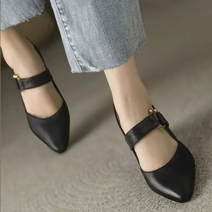 Eleganti décolleté donna a punta, con tacco medio e scintillanti dettagli dorati, per un look sofisticato.