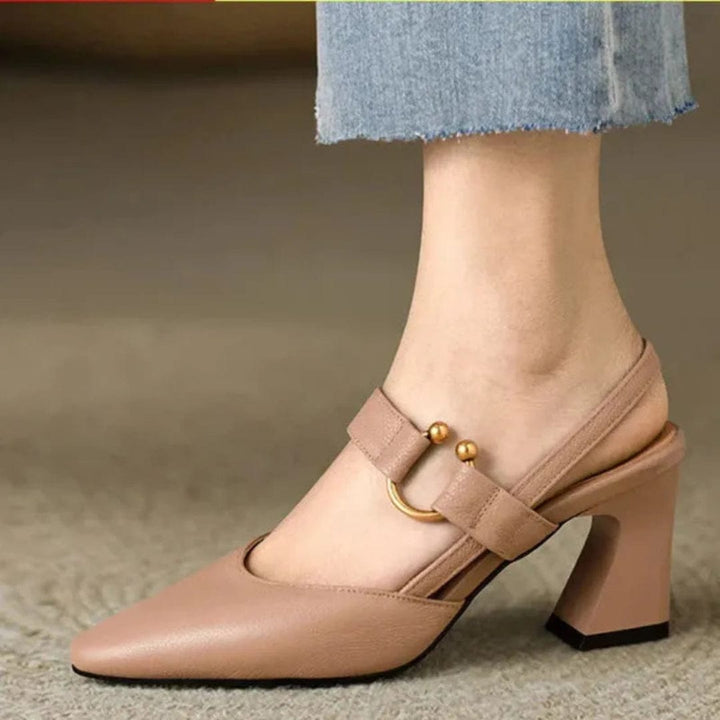 Scarpe décolleté donna eleganti a punta affusolata, con tacco e cinturino posteriore, ideali per eventi.