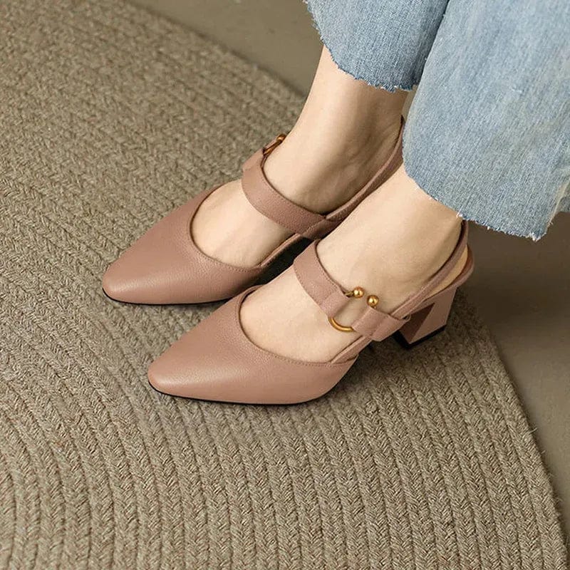 Décolleté donna eleganti con punta affusolata, tacco sottile e raffinati dettagli dorati per ogni occasione.