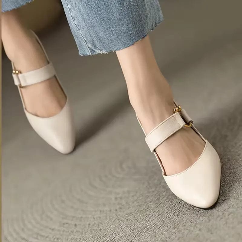 Moda scarpe donna: décolleté eleganti con tacco, punta affusolata e distintivi dettagli dorati.