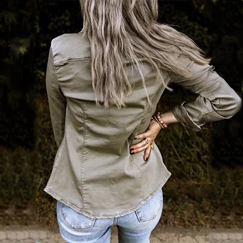 Giacca denim da donna, perfetta per uno stile casual chic e un comfort assicurato.