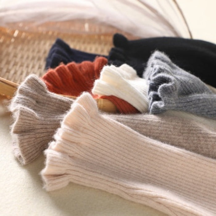 Dolcevita donna moda con volant, collo alto e manica lunga, per look autunnale in ufficio o casual.