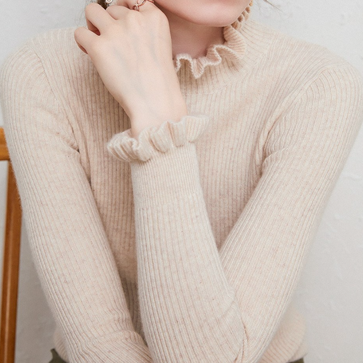 Dolcevita aderente da donna, maglione invernale con polsini a volant e collo alto, per un look chic.