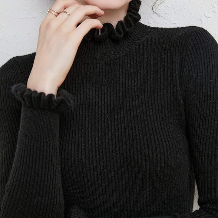 Maglione dolcevita femminile con volant su collo e polsini, ideale per l'autunno e l'inverno elegante.