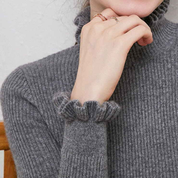 Elegante dolcevita donna a manica lunga, collo alto e dettagli volant, per moda casual o ufficio.