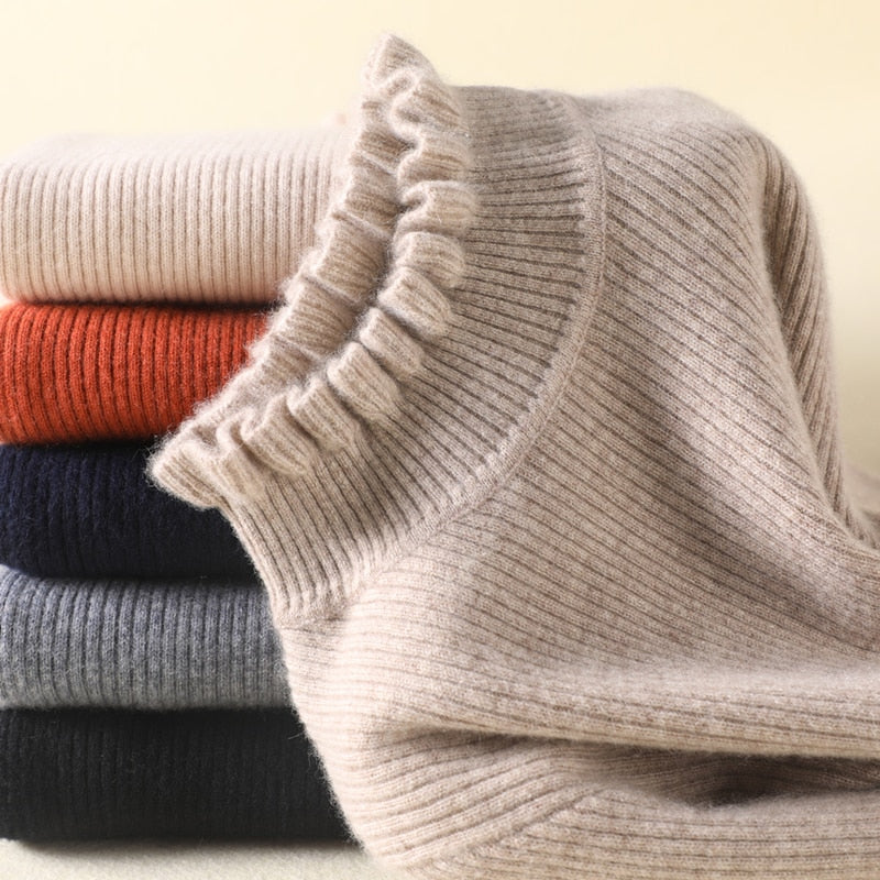 Dolcevita elegante donna, maglione aderente con volant, perfetto per l'inverno casual e alla moda.